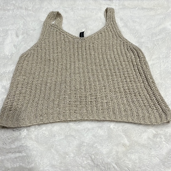 Size small cropped knitted top from moon&madison color: beige - Picture 2 of 2
